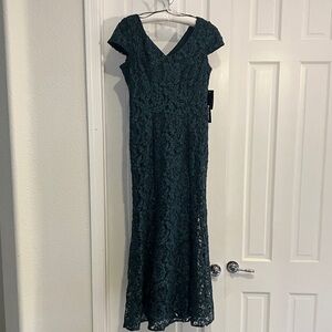 Petite Noel Corded Lace Gown, V-Neck Fit & Flare Corded, 10P, Hunter Green